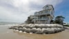 kantong-kantor pasir diletakkan mengelilingi rumah-rumah di kawasan pantai North Topsail, North Carolina, 12 September 2018, menjelang datangnya badai Florence.