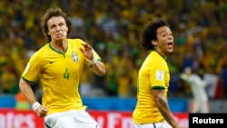 Pencetak gol Brazil David Luiz (kiri) merayakan gol kedua timnya bersama Marcelo dalam pertandingan melawan Kolombia di Fortaleza (4/7).