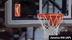 Logo Liga Basket Putri AS (WNBA) dan ring basket di Mohegan Sun Arena, Uncasville, Connecticut, 14 Mei 2019. (Foto: Jessica Hill/AP)