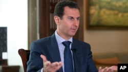 시리아 대통령궁이 공개한 21일 바샤르 알아사드 대통령의 AP통신 인터뷰 장면. 