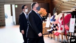 Ngoại trưởng Mỹ Mike Pompeo tới Nhật Bản dự cuộc họp với Thủ tướng Yoshihide Suga tại Văn phòng Thủ tướng ở Tokyo ngày 6/10/2020 trước hội nghị các ngoại trưởng nhóm Bộ Tứ. (Charly Triballeau/Pool Photo via AP)
