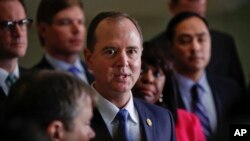 Anggota DPR AS dari partai Demokrat, Adam Schiff,memberikan keterangan kepada media di gedung Capitol, Washington DC, 29 Januari 2018.