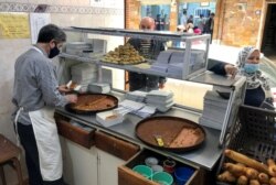 Ismail Hasnaoui, pemilik toko roti 'Ali Bouzid', menyiapkan Qalb al-Louz, manisan tradisional Aljazair, selama bulan suci Ramadhan, di kota tua Aljir, Aljazair 25 April 2021. (Foto: REUTERS/Abdelaziz Boumzar)