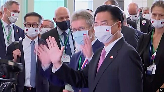 捷克参议院议长维特奇所率领的访问团抵达台湾，外交部长吴钊燮到场接机。(2020年8月30日)