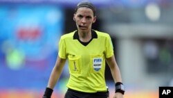 L'arbitre française Stéphanie Frappart lors du quart de finale de la Coupe du Monde féminine en France entre l'Allemagne et la Suède à Rennes, le 29 juin 2019. Elle a été la première femme à arbitrer un match masculin majeur le 14 août 2019 en Turquie. (Photo AP) 