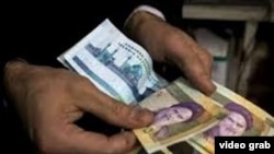 Nilai tukar mata uang Iran terhadap dolar Amerika anjlok hingga 17 persen, Senin (1/10).