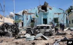 FILE - Somali security forces attend the scene of a car bomb attack in Mogadishu, Somalia, June 20, 2017.