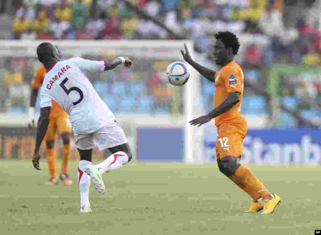 Wilfried Bony de la Côte-d&#39;Ivoire, à droite, est aux prises avec Fode Camara de Guinée, au cours d&#39;une rencontre de la Coupe d&#39;Afrique des Nations Groupe D au stade de Malabo, à Malabo, en Guinée équatoriale, mardi 20 janvier 2015.