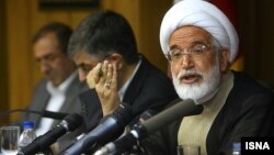 مهدی کروبی، یکی از دو نامزد معترض به نتایج انتخابات سال ۸۸، اخیرا در نامه ای خواست دادگاه او به طور علنی برگزار شود