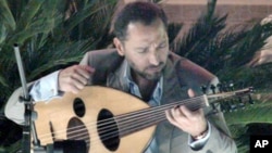 Naseer Shamma, performing at the Iraqi embassy in Cairo, Egypt, demonstrates a one-handed technique he developed for a friend wounded in the Iran-Iraq war