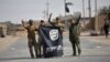 지난 3일 이라크 시아파 민병대 '민중동원군(PMF)'이 이슬람 수니파 무장세력 IS로부터 시리아 국경의 알콰임 지역을 탈환한 후 IS 깃발을 거꾸로 들고 승리를 자축하고 있다.