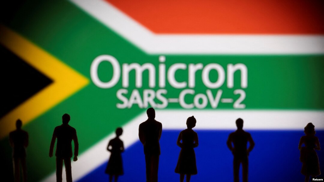 Tulisan "Omicron SARS-CoV-2" dengan latar belakang bendera nasional Afrika Selatan dalam ilustrasi yang diambil pada 27 November 2021. (Foto: REUTERS/Dado Ruvic)