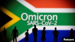 Tulisan "Omicron SARS-CoV-2" dengan latar belakang bendera nasional Afrika Selatan dalam ilustrasi yang diambil pada 27 November 2021. (Foto: REUTERS/Dado Ruvic)