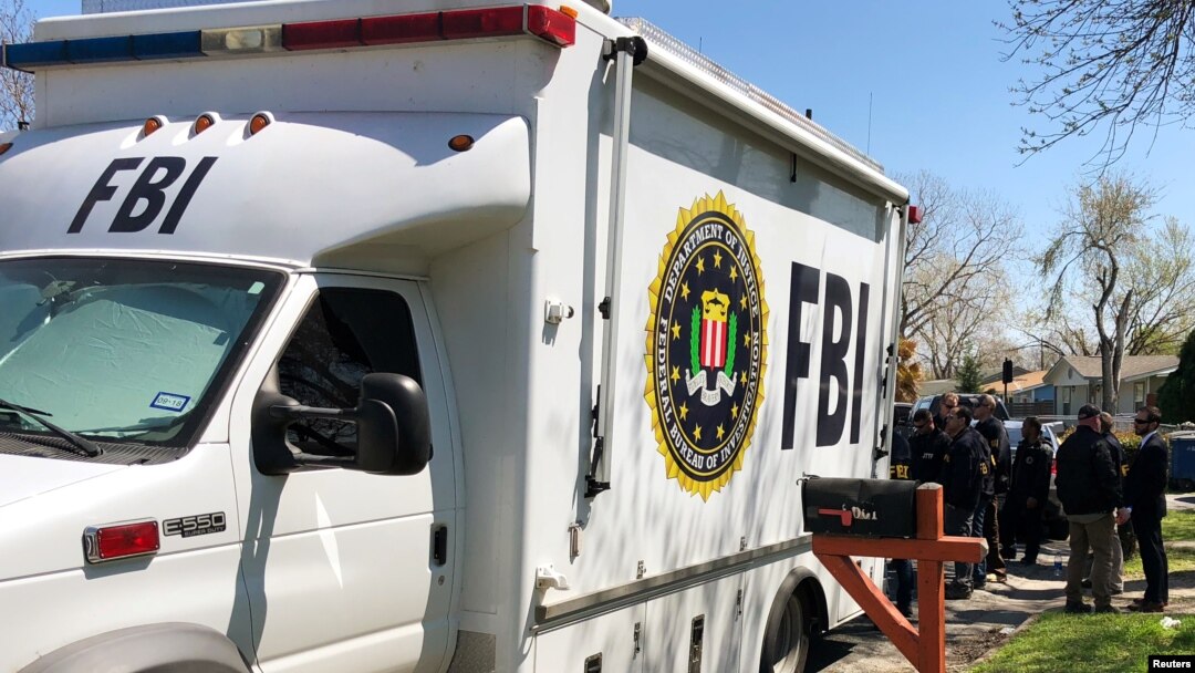 Pripadnici službi bezbednosti, uključujuć i agente. FBI, u blizini kuće pored koje je postavljena bomba. 13. marta. 2018, u Ostinu, Teksas.