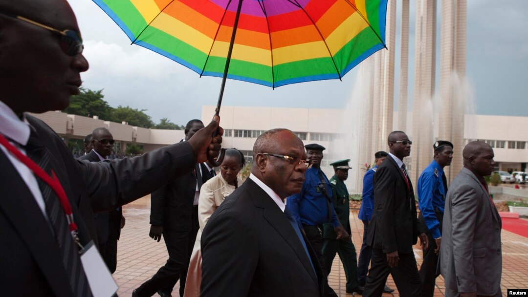 Mali's President-elect Ibrahim Boubacar Keita (C) arrives at his swearing-in ceremony in Bamako, Mali, Sept. 4, 2013. 