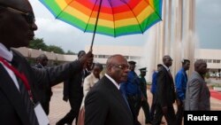 Mali's President-elect Ibrahim Boubacar Keita (C) arrives at his swearing-in ceremony in Bamako, Mali, Sept. 4, 2013. 