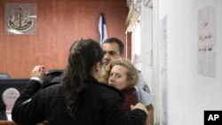 Ahed Tamimi (16 tahun) dikawal ketat di sebuah pengadilan militer dekat Yerusalem, Rabu, 20 Desember 2017. (Foto: dok).