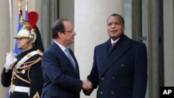 ARCHIVES - Le président congolais Denis Sassou Nguesso, à gauche, est accueilli par le président français François Hollande à l'Elysée à Paris, le vendredi 6 décembre 2013.