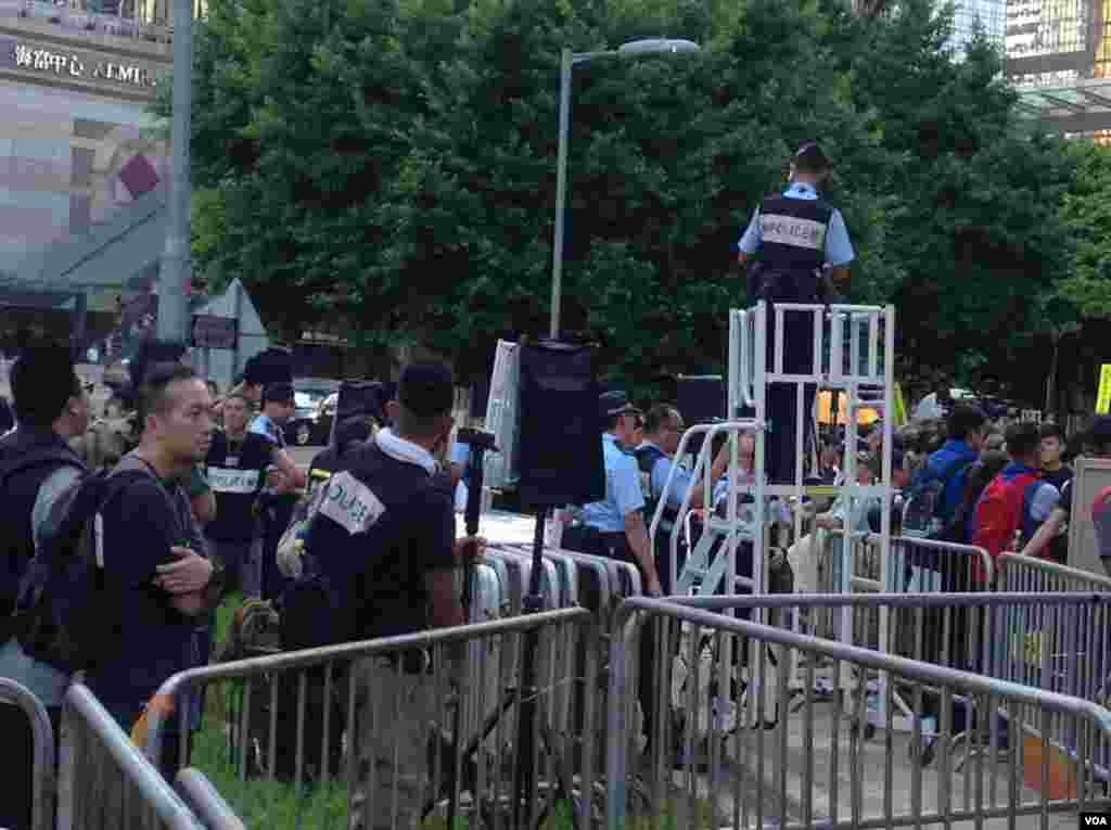 港人重返政总纪念雨伞运动一周年（美国之音海彦拍摄）