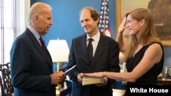 ທ່ານ Joe Biden ຮອງປະທານາທິບໍດີສະຫະລັດ ທໍາພິທີສາບານຕົວໃຫ້ແກ່ທ່ານນາງ Samantha Power ເຂົ້າຮັບຕຳແໜ່ງເປັນເອກອັກຄະລັດຖະທູດສະຫະລັດຄົນໃໝ່ປະຈໍາ
ອົງການສະຫະປະຊາຊາດ ທີ່ທໍານຽບຂາວ.
