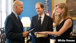 Power Biden'ın huzurunda yemin ederken