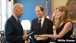 Wakil Presiden Amerika Joe Biden melantik Samantha Power sebagai Duta Besar baru Amerika untuk PBB, Jumat (2/8, di Gedung Putih.