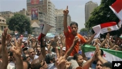 Kahire'de parlamentonun yeniden toplanması girişimini destekleyen Mursi yanlıları