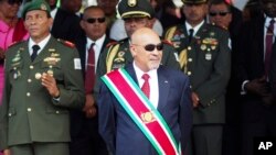 Pada foto yang diambil 12 Agustus 2015 file foto ini, tampak Presiden Suriname Desire Delano Bouterse mengamati parade militer, setelah dilantik untuk masa jabatan keduanya, di Paramaribo, Suriname. (Foto: AP / Ertugrul Kilic)