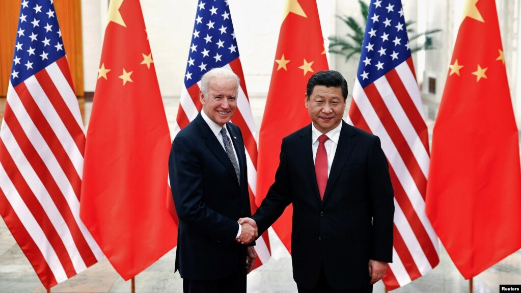 Chủ tịch Trung Quốc Tập Cận Bình bắt tay Phó Tổng thống Mỹ lúc đó Joe Biden tại một cuộc gặp ở Bắc Kinh hôm 4/12/2013. Tổng thống Biden mới có cuộc điện đàm với ông Tập lần đầu tiên trong 7 tháng qua.