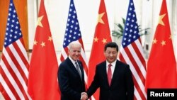 Joe Biden, então vice-presidente dos EUA, (esq) e Xi Jinping, Presidente da China, (dir), Pequim, 4 de Dezembro de 2013