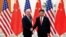 Chủ tịch Trung Quốc Tập Cận Bình bắt tay Phó Tổng thống Mỹ lúc đó Joe Biden tại một cuộc gặp ở Bắc Kinh hôm 4/12/2013. Tổng thống Biden mới có cuộc điện đàm với ông Tập lần đầu tiên trong 7 tháng qua.