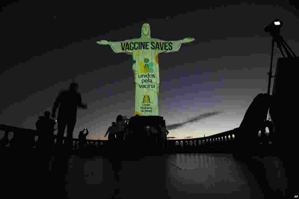 El Cristo Redentor, en el morro de Corcovado, en R&#237;o de Janeiro, Brasil, iluminado con el mensaje &quot;la vacunaci&#243;n salva, unidos por la vacuna&quot;, el 15 de mayo de 2021.