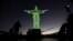 El Cristo Redentor, en el morro de Corcovado, en Río de Janeiro, Brasil, iluminado con el mensaje "la vacunación salva, unidos por la vacuna", el 15 de mayo de 2021.