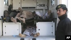 29일 아프가니스탄 동부 칼라이카지에서 아프간군과 나토군의 기습 작전으로 사망한 사람들의 시신. 아프간군은 은신해 있던 탈레반 분자 4명이 사망했다고 밝혔다.