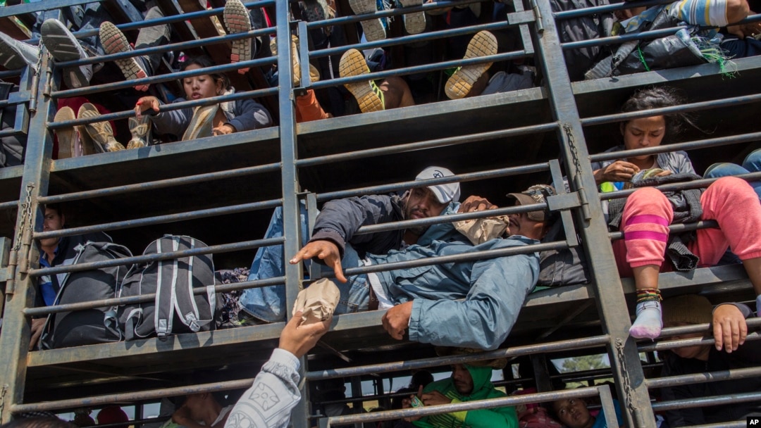 Karavan Migran dari Amerika tengah, menerima bantuan pangan di Celaya, Meksiko, 11 November 2018. (Foto: dok).
