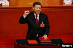 中国领导人习近平在北京人大会堂宣誓连任国家主席。（2023年3月10日）