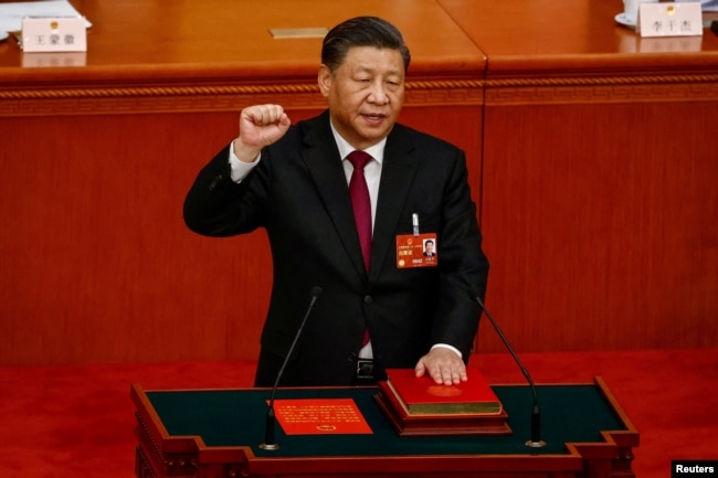 中国领导人习近平在北京人大会堂宣誓连任国家主席。（2023年3月10日）