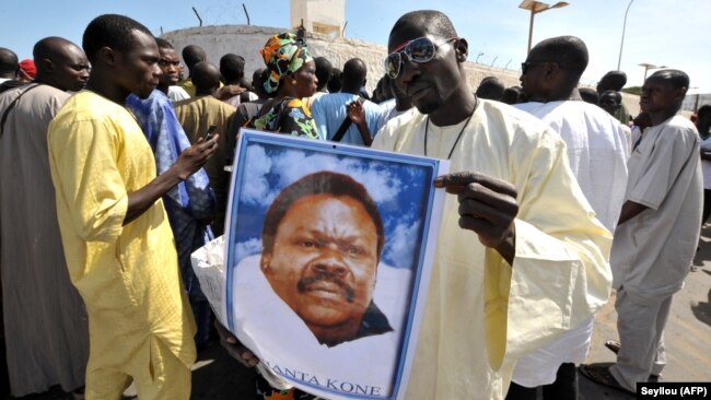 Manifestation de "thiantacounes", fidèles de Cheikh Bethio Thioune, qui demandent sa libération aux abords de la prison de Dakar le 19 octobre 2012.