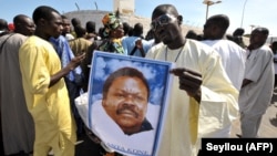 Manifestation de "thiantacounes", fidèles de Cheikh Bethio Thioune, qui demandent sa libération aux abords de la prison de Dakar le 19 octobre 2012.