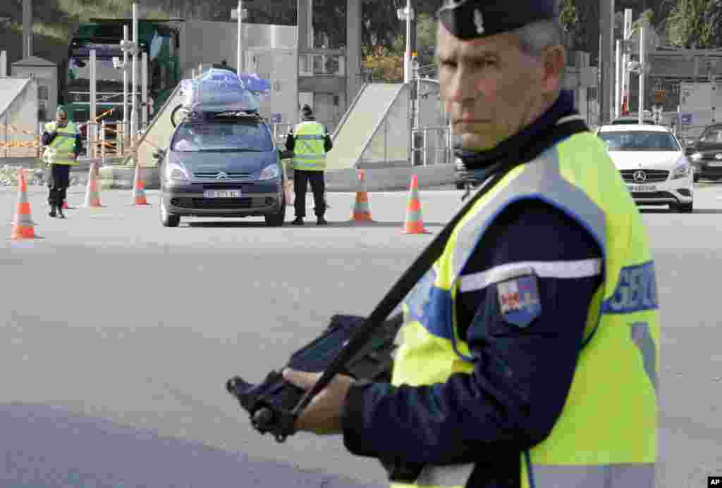 French police check vehicles at the France Italy border in La Turbie, southeastern France, Nov. 14, 2015. 