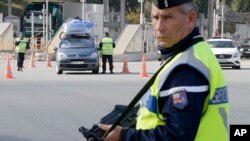 Un policier français à la frontière italienne, le 14 novembre 2015. (AP Photo/Lionel Cironneau) 