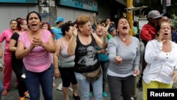 People shout at Venezuelan National Guards (not pictured) during riots for food in Caracas, Venezuela, June 2, 2016. 