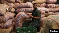 بازار فروش پیاز در شهر ممبی، هند