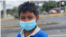 Un menor de edad que vive en extrema pobreza en Nicaragua pide dinero en los semáforos de Managua usando mascarilla por el coronavirus. [Foto: Houston Castillo]