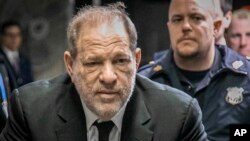 Harvey Weinstein deja un tribunal de Manhattan después de dos días de selección del jurado para su juicio por cargos de violación y agresión sexual.