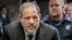 Harvey Weinstein deja un tribunal de Manhattan después de dos días de selección del jurado para su juicio por cargos de violación y agresión sexual.