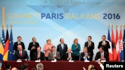 Para pemimpin Uni Eropa dan negara-negara Balkan dalam pertemuan puncak negara Barat dan negara Balkan di Paris, 4 Juli 2016. (Foto: REUTERS/Stephane De Sakutin)