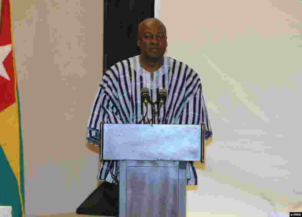 John Dramani Mahama, president du Ghana et président en exercice de la CEDEAO, prononce un discours lors du Sommet extraordinaire sur la maladie à virus Ebola et la situation au Burkina Faso, jeudi 06 novembre 2014, à Accra (Ghana). 