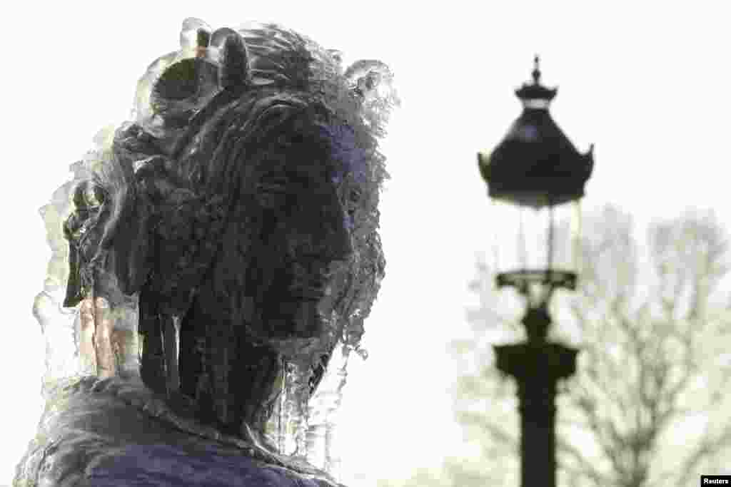 Es menggantung di sebuah patung di Fountain of the Place de la Concorde di suatu hari musim dingin di Paris, Perancis, 20 Januari 2016.