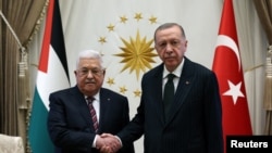 Presiden Turki Recep Tayyip Erdogan (kanan) menerima kunjungan Presiden Palestina Mahmoud Abbas di Ankara, hari Selasa (23/8). 